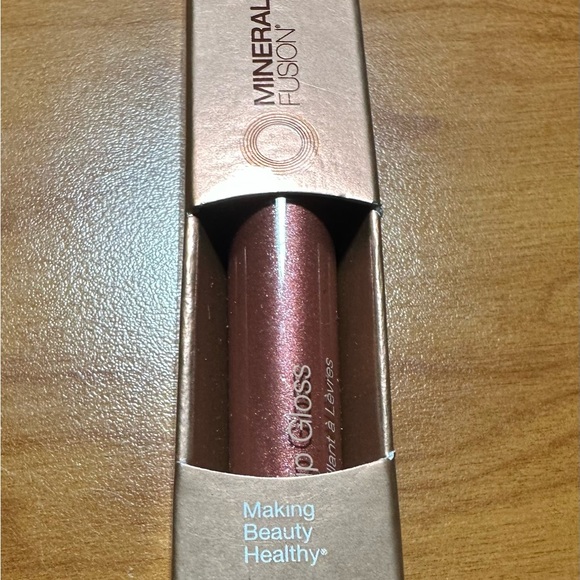 Mineral Fusion Lip Gloss - Captivating Brown - Picture 4 of 9